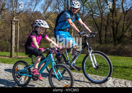 Fahrradfahrer auf dem Fahrrad Kind fährt Fahrradhelm auf Radweg Kind fährt Fahrrad mit Helm Stockfoto