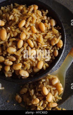 Braune Vollkorn Reis mit Gartenbohnen oder Quinoa eine gesunde hoch in Faser-Alternative zu Reis und Bohnen Stockfoto