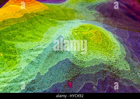 Diagramm der Berg Topographie anhand von farbigen Sandkörnern illustriert. Stockfoto
