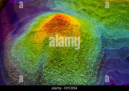 Diagramm der Berg Topographie anhand von farbigen Sandkörnern illustriert. Stockfoto