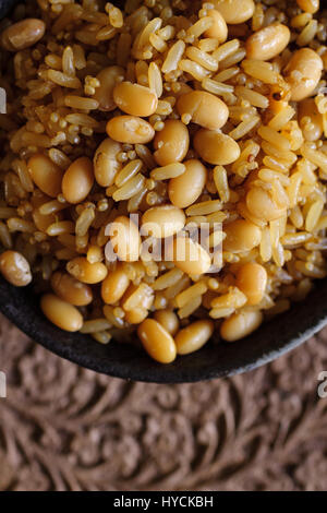 Braune Vollkorn Reis mit Gartenbohnen oder Quinoa eine gesunde hoch in Faser-Alternative zu Reis und Bohnen Stockfoto