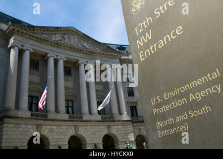 Ein Logo Zeichen außerhalb der Hauptsitz der United States Environmental Protection Agency (EPA) in der Innenstadt von Washington, D.C., am 2. April 2017. Stockfoto