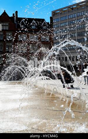 Gustafson Porter saniert Altmarkt-Wasser-Brunnen. Nottingham, England UK. Stockfoto