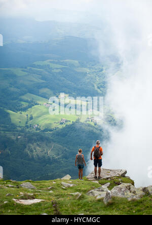 Mann und Frau Tourist paar stehen auf dem Gipfel des La Rune Berges Gipfel mit Blick auf atemberaubende Aussicht auf grüne Täler in den französischen Pyrenäen Stockfoto