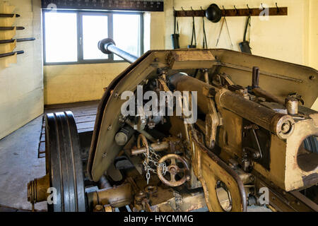 Deutsche WWII Pak 40 75 mm Panzerabwehrkanone im Bunker am Raversyde Atlantikwall / Freilichtmuseum Atlantikwall in Raversijde, West-Flandern, Belgien Stockfoto