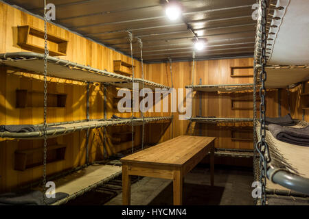 Deutsche WWII Schlafräume mit Etagenbetten im Bunker am Raversyde Atlantikwall / Freilichtmuseum Atlantikwall in Raversijde, Flandern, Belgien Stockfoto