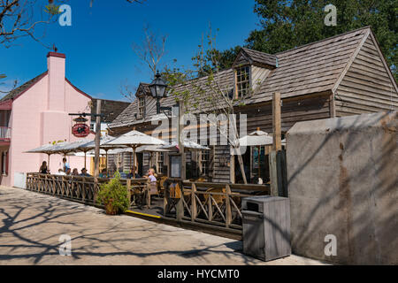 Touristen genießen Adrink im Stier und Crown Pub an der St. George Street in St. Augustine, Florida Stockfoto