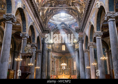 Ein brillant Strahl der Sonne Strahlen nach unten durch die Kuppel der Kirche in Palermo, Italien Stockfoto