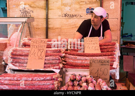 Metzger in Palermo, Italien, verkauft seine waren, darunter eine Vielzahl von frischen Salamis. Stockfoto