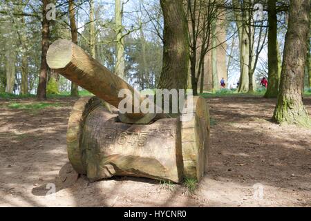 Hölzerne Kanone auf Faringdon Folly Hügel Stockfoto