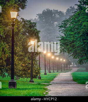 Leeren Park weg ist am frühen Morgen im Regents Park, London Stockfoto