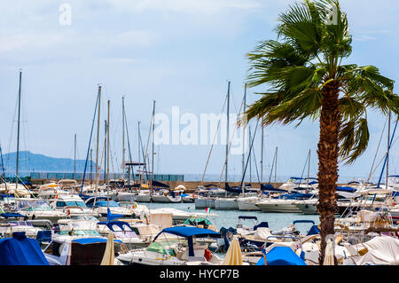 Yacht Boot und Angelboote/Fischerboote in einem Hafen auf der Insel Sardinien in Italien Stockfoto