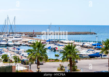 Yacht Boot und Angelboote/Fischerboote in einem Hafen auf der Insel Sardinien in Italien Stockfoto