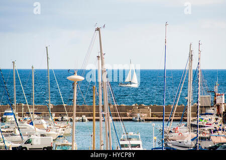 Yacht Boot und Angelboote/Fischerboote in einem Hafen auf der Insel Sardinien in Italien Stockfoto