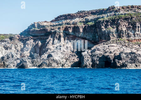 Blaues Meer und charakteristischen Höhlen von Cala Luna Golfo di Orosei-Sardinien oder in Sardinien Italien Stockfoto