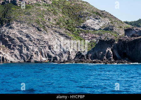 Blaues Meer und charakteristischen Höhlen von Cala Luna Golfo di Orosei-Sardinien oder in Sardinien Italien Stockfoto