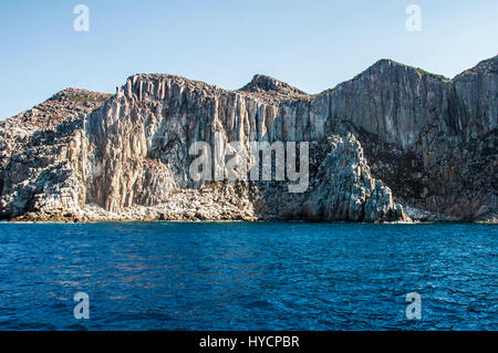 Blaues Meer und charakteristischen Höhlen von Cala Luna Golfo di Orosei-Sardinien oder in Sardinien Italien Stockfoto