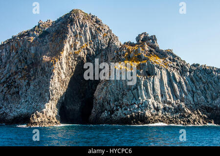 Blaues Meer und charakteristischen Höhlen von Cala Luna Golfo di Orosei-Sardinien oder in Sardinien Italien Stockfoto