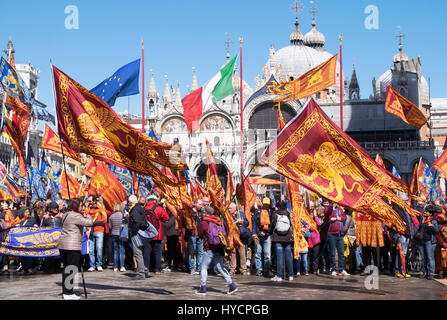 Nachtschwärmer feiern die Festa di San Marco, der Festtag des Schutzpatrons Venedigs in der Piazza San Marco Stockfoto