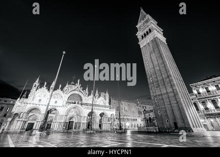 Malerischen Blick auf die Piazza San Marco in der Nacht in monochromen Stil, Venedig, Italien Stockfoto