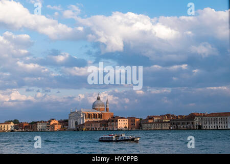 Blick auf den Sonnenuntergang der Giudecca in Venedig mit schönen Wolken am Himmel Stockfoto