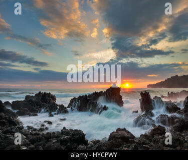 Sonnenaufgang am Laupahoehoe Beach Park, Insel von Hawaii. Stockfoto