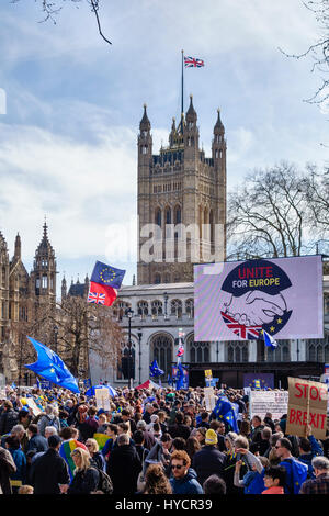 25. März 2017 - 100.000 Menschen marschieren in London gegen Austritt auf die EU 60. Jahrestag. Riesige Menschenmengen versammeln sich in Parliament Square Stockfoto