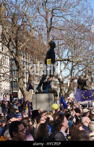 25. März 2017 - 100.000 Menschen marschieren in London gegen Austritt auf die EU 60. Jahrestag. Riesige Menschenmengen versammeln sich in Parliament Square Stockfoto