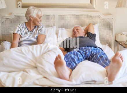 Entspannen Sie sich auf ihr Bett morgens senior Brautpaar Stockfoto