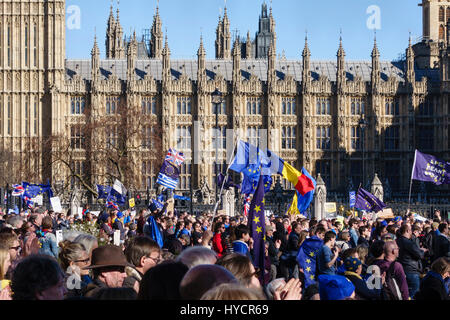 25. März 2017 - 100.000 Menschen marschieren in London gegen Austritt auf die EU 60. Jahrestag. Riesige Menschenmengen versammeln sich in Parliament Square Stockfoto