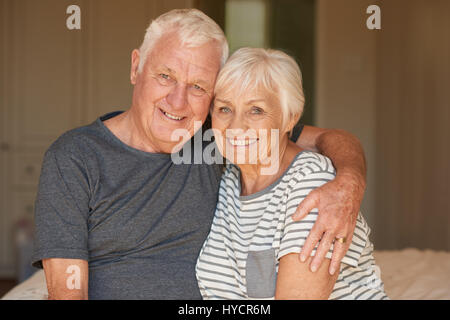 Liebevolle älteres paar Smiliing und umarmt am Morgen Stockfoto