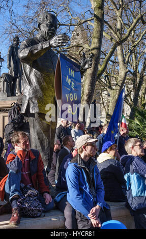 25. März 2017 - 100.000 Menschen marschieren in London gegen Austritt auf die EU 60. Jahrestag. Demonstranten neben der Statue von Nelson Mandela Stockfoto