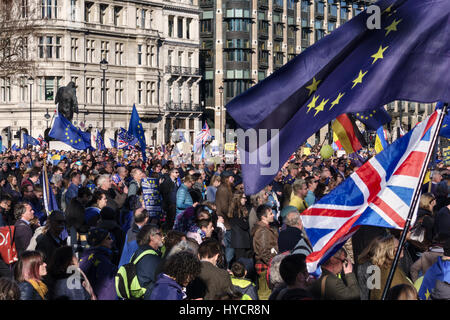 25. März 2017 - 100.000 Menschen marschieren in London gegen Austritt auf die EU 60. Jahrestag. Riesige Menschenmengen versammeln sich in Parliament Square Stockfoto