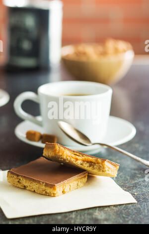 Süßes Karamell Dessert und Kaffeetasse. Stockfoto