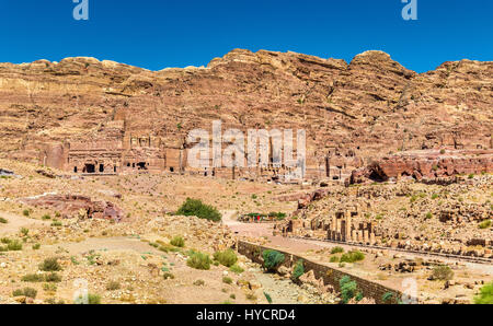 Die Säulenstraße und die königlichen Gräber in Petra Stockfoto