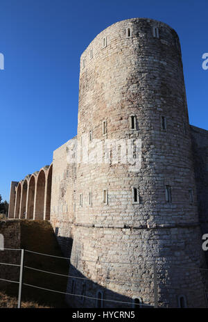 Wachturm der Ruinen einer alten Festung, die von Soldaten während des ersten Weltkrieges in der Nähe der Stadt von Asiago in Norditalien verwendet Stockfoto