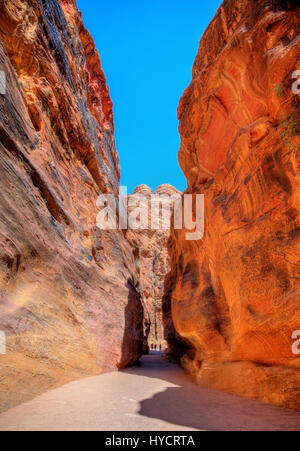 Straße in der Siq-Schlucht bei Petra Stockfoto