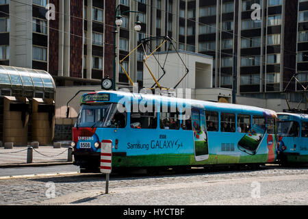 Tschechische Republik-Prag 11.04.2014: Tram an der alten Straße im historischen Zentrum mit Samsung mobile Werbung Stockfoto