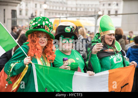 Irische Fans feiern St. Patricks Tag Trafalgar Square in London Stockfoto