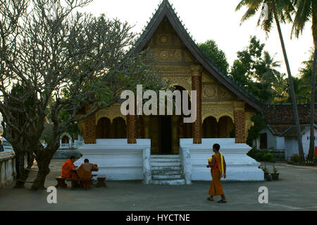 Mönche im Wat Sen Kloster, Luang Prabang studieren Stockfoto