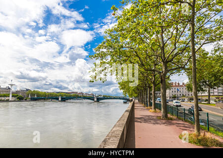 Ausstattung des Flusses Rhone im Zentrum von Lyon City, Auvergne-Rhône-Alpes, Frankreich. Uni-Brücke (Pont de l ' Universite) auf dem Hintergrund Stockfoto