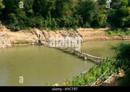 Holzbrücke über den Nam Khan River, Luang Prabang Stockfoto