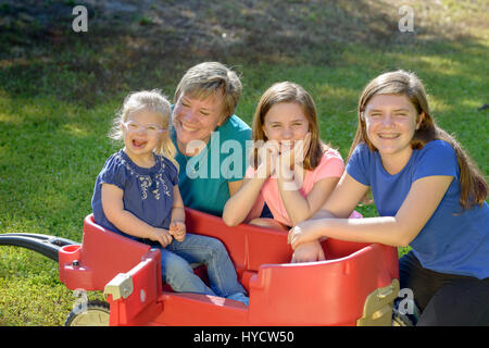 Mutter spielt mit Daughter/Down-Syndrom Stockfoto