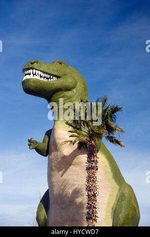 Leben Größe Dinosaurier Figur als am Straßenrand Attraktion in der Wüste auf dem Weg nach Palm Springs in Cabazon, Kalifornien Stockfoto