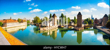 Straßburg-Panorama, mittelalterliche Brücke Ponts Couverts und Dom, Blick vom Barrage Vauban. Elsass, Frankreich. Stockfoto