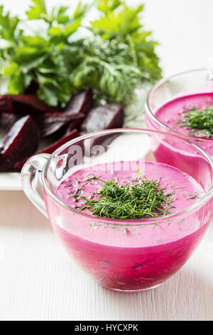 Kalten Borschtsch, eine Suppe aus rote Beete, Gurke, saure Sahne, mit Dill und Petersilie gewürzt Stockfoto