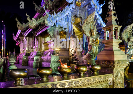 Eine Flamme brennt in eine Schüssel geben, vor einem der Säle im Wat Sri Suphan ("Silber-Tempel"), Chiang Mai, Thailand. Stockfoto