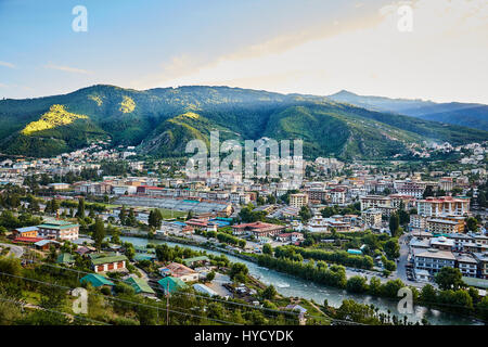 Thimphu, Bhutan-Stadtansicht von der anderen Seite des Flusses bei Sonnenuntergang Stockfoto