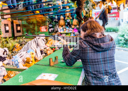 Junge Frau schießen und Spaß im Vergnügungspark. Stockfoto