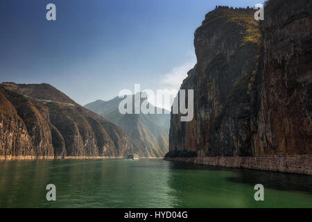 Der atemberaubende Blick auf Qutang Schlucht auf dem Fluss Yangtze in schönen blauen Himmel Wetter, überflutet zu höheren Ebenen durch die Drei Schluchten Staudamm, China Stockfoto